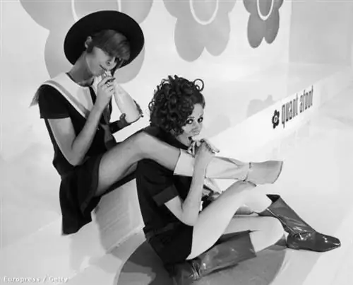 Это был один из самых провокационных трендов шестидесятых, когда Мэри Куант ввела в моду мини-юбку