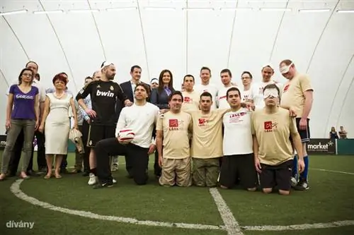 Знаменитостей выгнали за футбольный матч вслепую