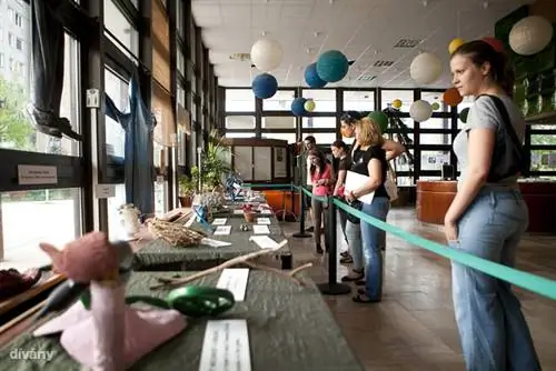 Возьмите пять столов, накройте их, поставьте на них предметы, и выставка будет создана!