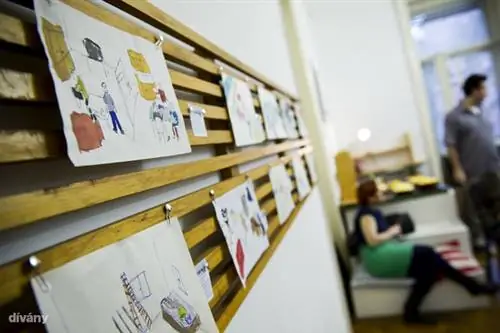 Футболки с принтами, платья с глубоким вырезом на подиуме Sugarbird