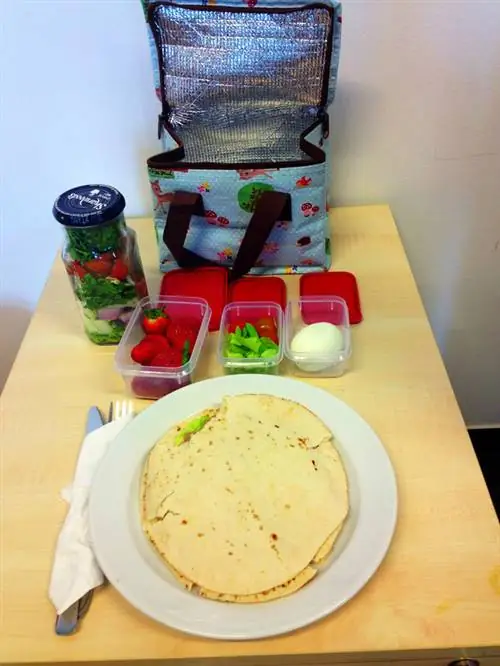 Арабские пироги и легкие закуски, так что стоит купить небольшую коробочку свежести