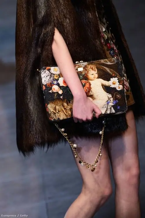 В Dolce&Gabbana тоже уделили внимание деталям, эта сумка выглядит как шедевр
