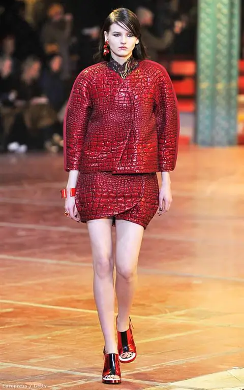 Клубничные цвета и странные формы от Kenzo