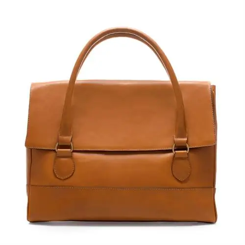 Этот сделан из кожи, и цена немного выше: 37 995 форинтов, также Zara