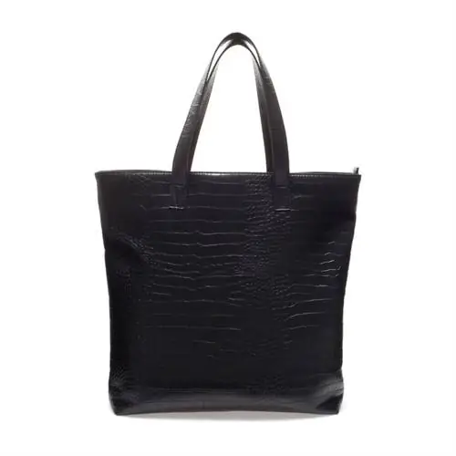 Цена этого изделия с узором из крокодиловой кожи составляет 17 995 форинтов на том же месте