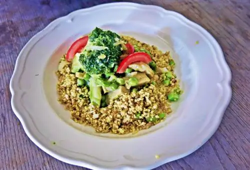 Карри из зеленых овощей с кокосовым кремом