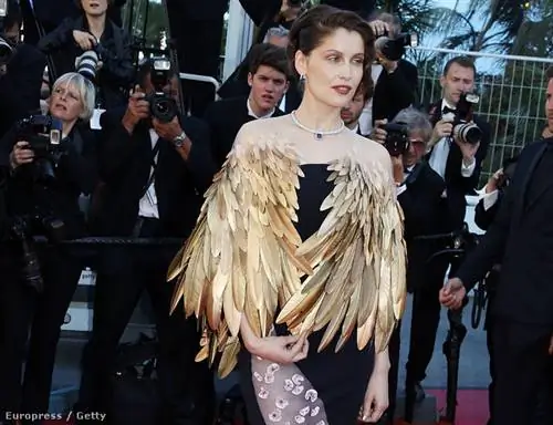 Летиция Каста - наш абсолютный фаворит в вечернем платье с крыльями. На церемонии закрытия актриса дополнила платье Christian Dior Couture болеро из перьев