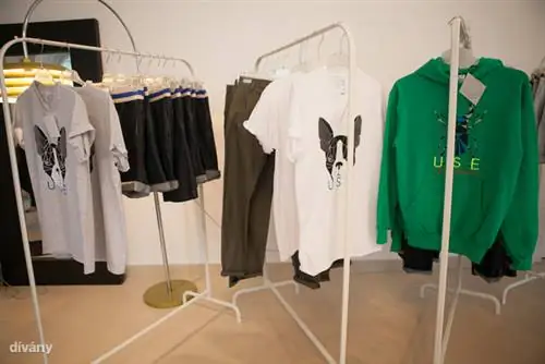 Снимок мужского отдела: белая футболка стоит 6 500 форинтов, свитер дороже, 16 500 форинтов. Топ с собачьей головой стоит 7500 форинтов