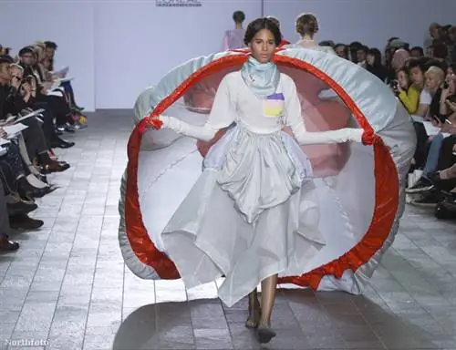 Будущее моды: дизайнерские намордники и живая рыба