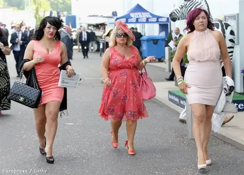 Дамы прибывают на Ladies Day в Epsom Derby