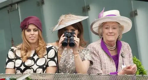 На второй день дерби появилась и королевская семья: принцесса Беатрис, Эжени и герцогиня Карнарвон наблюдают