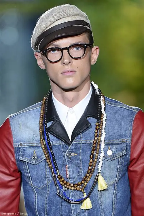 Материалы смешаны в DSquared, здесь джинсовая ткань, кожа и хлопок