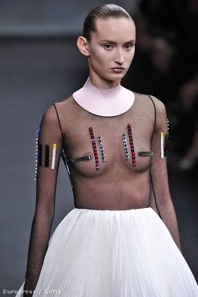 У французского модного дома могут мелькать практически только модели с белой кожей