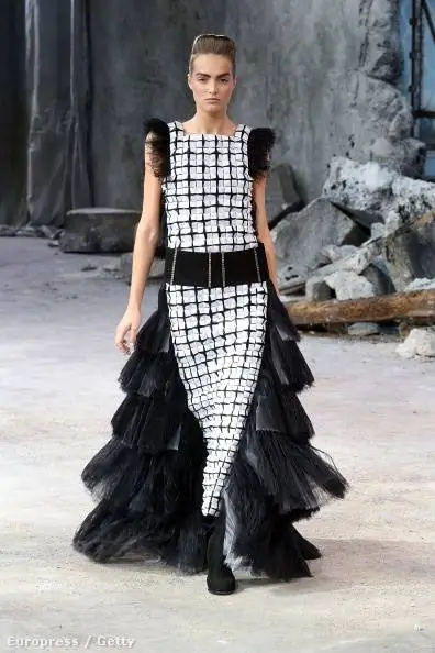 В завершение показа также появились одно-два вечерних платья из тюля и шифона, украшенных изысканными цветами, пайетками, жемчугом и мозаикой