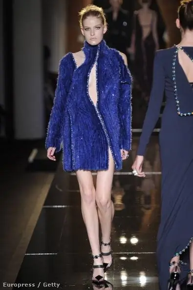 Коллекция Versace Atelier представлена в черном, рубиново-красном, изумрудно-зеленом, синем, сапфирово-синем, фиолетовом и сером цветах