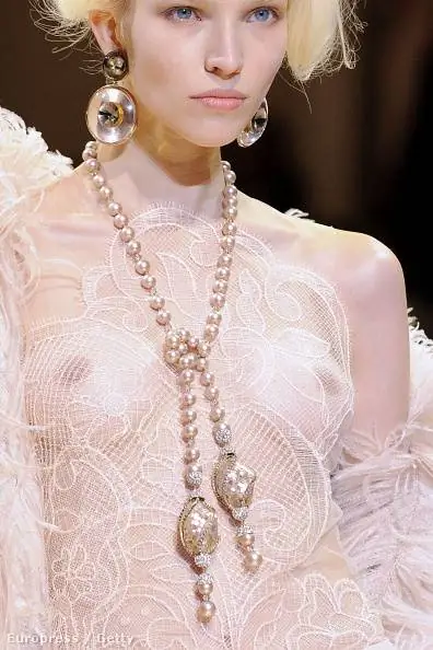 Жемчуг и кружево встречаются на подиуме Giorgio Armani