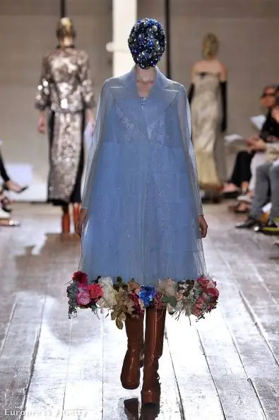 Жакет с цветочной отделкой на подиуме Maison Martin Margiela