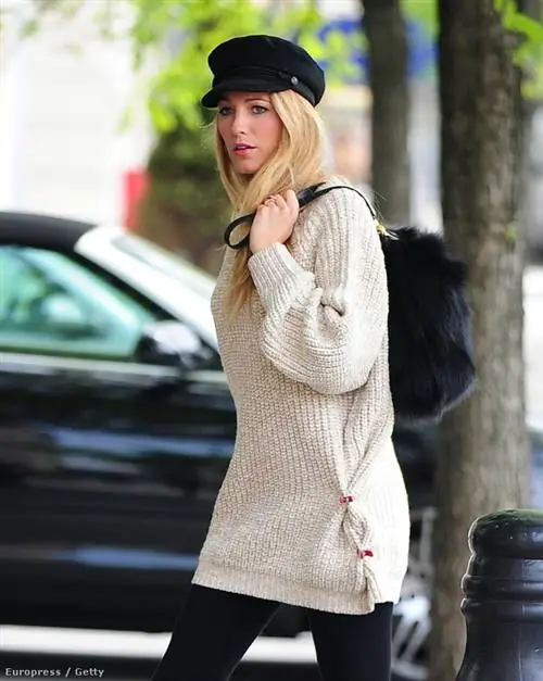 Блейк Лайвли просто хлопает по спине: ее простой наряд с капюшоном дополняет чудо-плюшевая сумка