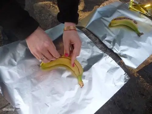 Типичный шведский десерт на гриле запекается в фольге