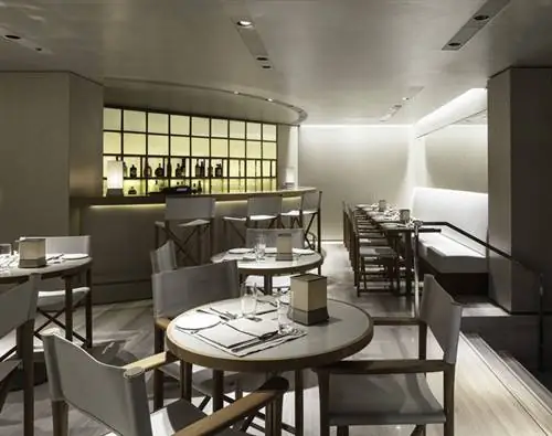 Интерьер кафе выполнен из качественных материалов