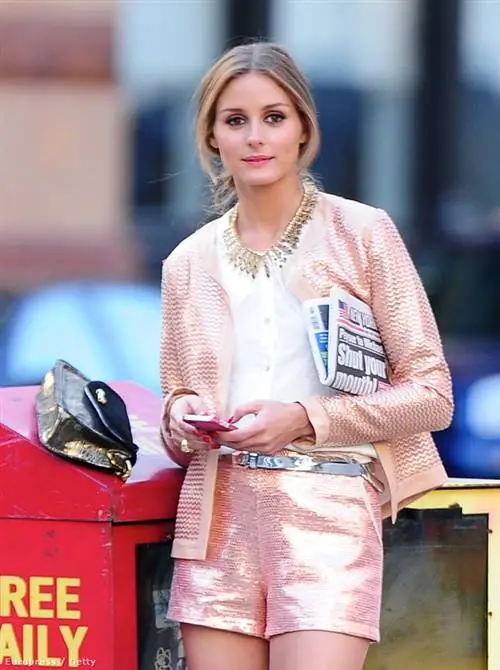 Розовые шорты Оливии Палермо также являются одним из основных продуктов в магазинах быстрой моды