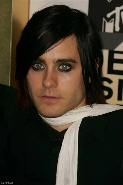 Мужчины украшают себя бронзатором и бальзамом для губ