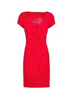 Красное платье с глубоким декольте от Mango за 5 995 форинтов Красное платье с глубоким декольте от Mango за 5 995 форинтов