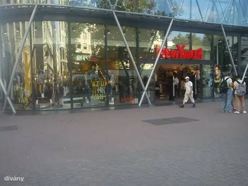 Язык, относящийся к Rolling Stones, исчез из New Yorker, но ничто не обращает внимания на то, что в магазине все еще действует скидка