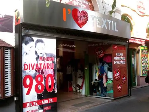 Вот так снаружи выглядит магазин на улице Кирай