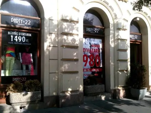 А это магазин Party 22 на площади Harminckettesek, где на улице уже играет музыка