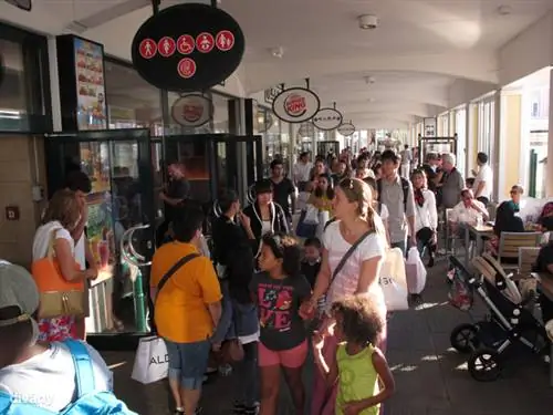 Картинка настроения позднего шоппинга. Тот, у кого здесь нет панической атаки, никуда не денется…