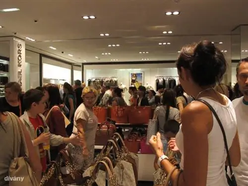 У Майкла Корса также есть бой тела к телу