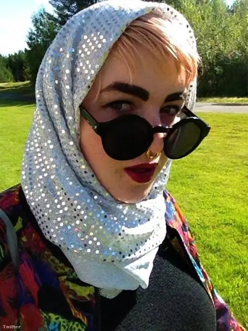 Шведки протестуют в хиджабах