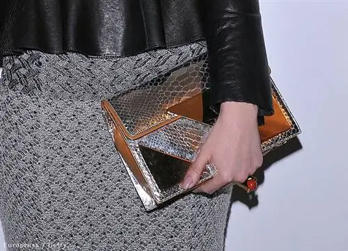 Младшая сестра известного модного редактора, Джованна Батталья, после того, как ей наскучила школа дизайна, начала стажироваться в отделе аксессуаров для сильного бренда, а затем основала собственный бренд