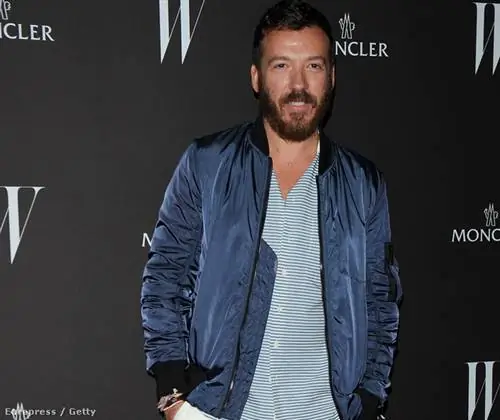 Андреа Помпилио, выросший у отца-архитектора и матери-художницы, запустил свой бренд два года назад, но Джорджио Армани давно его заметил