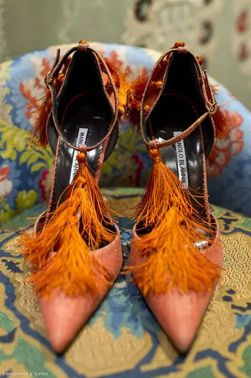 Рабочие Blahnik тщательно проверяют обувь на фабрике в Милане, в том числе учитывают мнения средиземноморских женщин с большими ногами