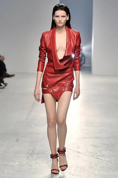 Красное платье заканчивается треугольником с глубоким вырезом наверху