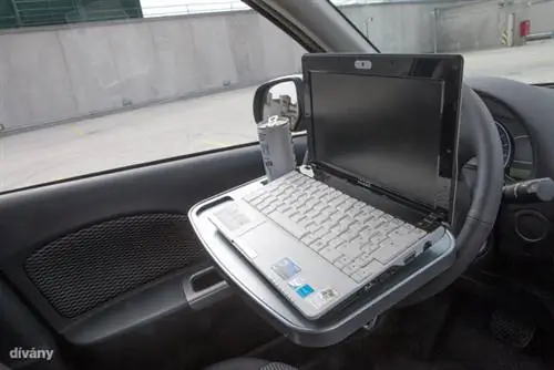 Этот держатель для ноутбука почти так же великолепен, как версия для ванны. Таким образом можно удобно работать на машине, а если прикрепить ее к подголовнику, ребенок может смотреть фильмы, пока не прибудет к месту назначения. Бонус: у него также есть 2 подстаканника. Это не дорого, 2550 форинтов