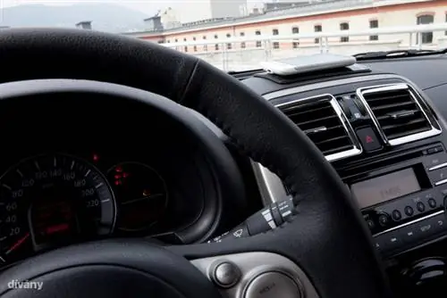 Телефон хорошо к ней прилип, но когда мы его сняли, то совсем не липнуло