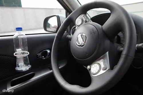 Легко держит пластиковую бутылку