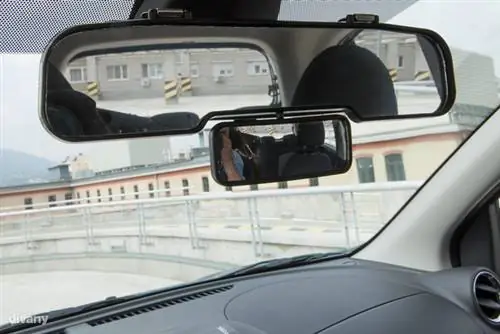 Мои коллеги, опытные родители, обожают это действительно большое зеркало. Судя по всему, вам очень хорошо видно, что ребенок делает сзади. И это всего 180 форинтов:)