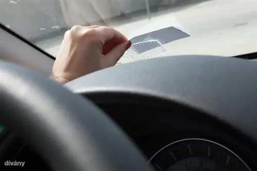 Тоже неплохое изобретение: держатель парковочного талона. Особенно осенью и зимой, когда ветер может легко сдуть билет с лобового стекла. За 465 форинтов это хороший выбор