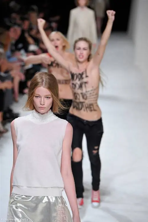 Две активистки FEMEN ворвались на шоу Нины Риччи…