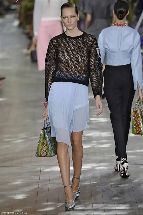 Вспышка бюста в Dior