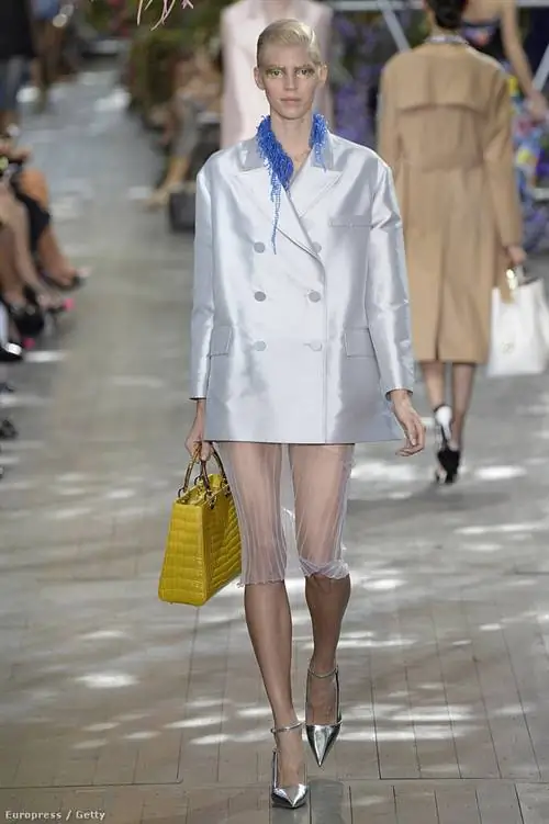 Следующим летом мы хотим видеть в нашем гардеробе куртки ярких оттенков и классические сумки