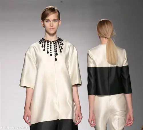 Эсме Ви на показе «Who Is On Next»: резкое изменение эстетического стиля можно объяснить частыми скандалами вокруг политического и медийного магната страны Сильвио Берлускони, потрясениями вокруг правительства и появлением Папы Франциска, который был избран в Март этого года в Италии