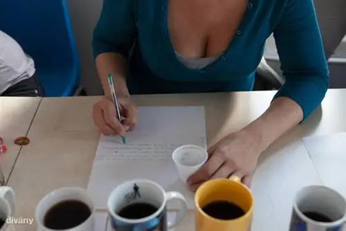 Конечно, не всем, обладательницам этого красивого декольте, например, не всем