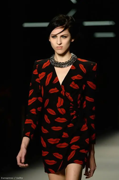 Мотив помады также появился на показе Марка Джейкобса в Нью-Йорке
