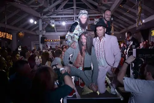 На прошлый день рождения одежду, оставшуюся в магазине до 5 лет, можно было купить со скидкой, а те, кто пропустил, еще на месяц могут посетить скоро закрывающийся магазин в Пеште