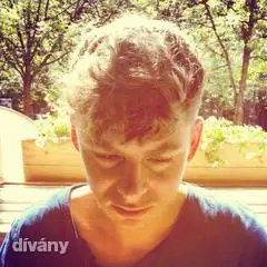 Рынок пляжной моды с усатой Монро